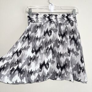 Cute Flowy Mini Skirt Size M Smocked Waist Semi Shark Bite Hem Black White
